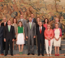 Sus Altezas Reales los Príncipes de Asturias junto a una representación de la Comisión Nacional para la Racionalización de los Horarios Españoles